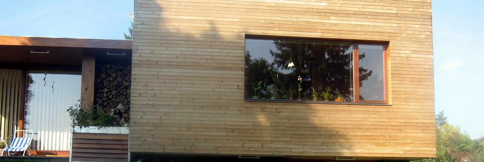 Detail závěsné fasády z thermowoodu